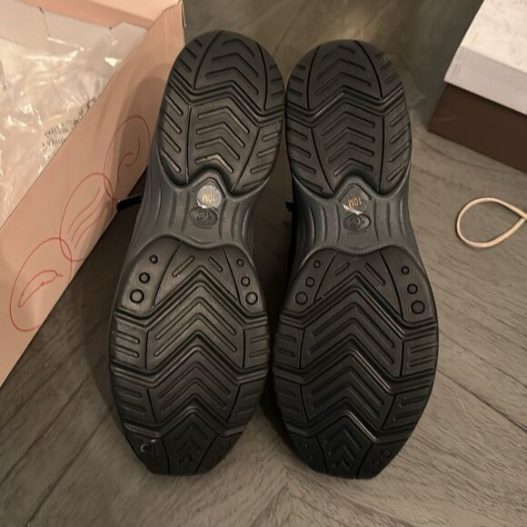 Easy Spirit Women's TShuffle Ankle Bootie - Picture 3 of 7